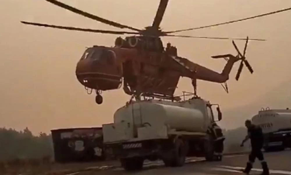 Φωτιές: Εντυπωσιακό βίντεο με τον ανεφοδιασμό ελικοπτέρου ericsson από δεξαμενή